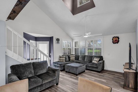 Townhouse in Lake Clarke Shores, Florida 3 bedrooms, 128.76 sq.m. № 1661336 - photo 7