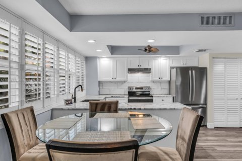 Townhouse in Lake Clarke Shores, Florida 3 bedrooms, 128.76 sq.m. № 1661336 - photo 8