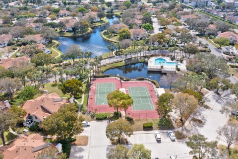Townhouse in Lake Clarke Shores, Florida 3 bedrooms, 128.76 sq.m. № 1661336 - photo 2