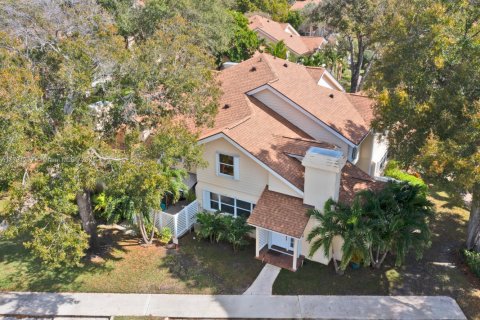 Townhouse in Lake Clarke Shores, Florida 3 bedrooms, 128.76 sq.m. № 1661336 - photo 1