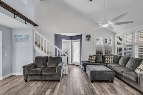 Townhouse in Lake Clarke Shores, Florida 3 bedrooms, 128.76 sq.m. № 1661336 - photo 6