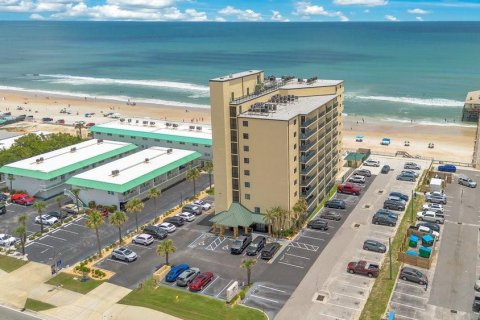 Condo in Daytona Beach, Florida, 1 bedroom  № 1772219 - photo 1