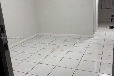 Casa en alquiler en Opa-locka, Florida, 2 dormitorios, 107.86 m2 № 1949231 - foto 1