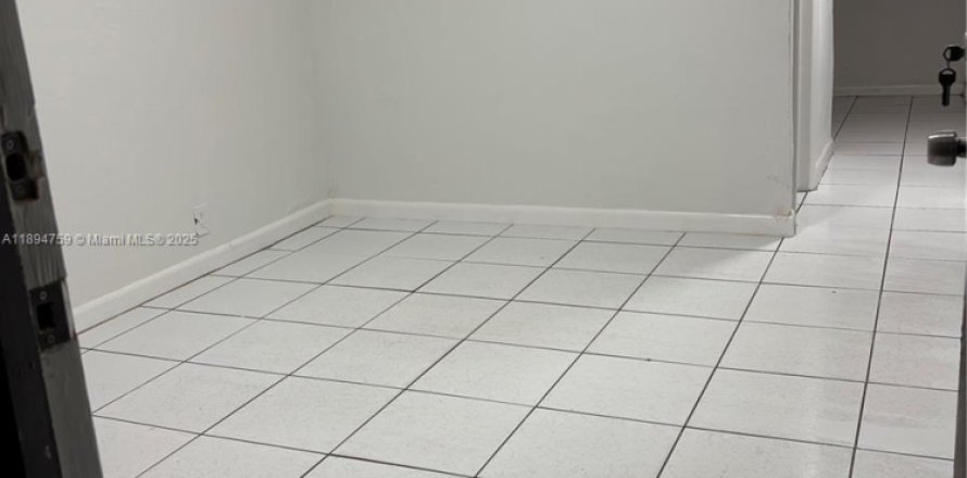 Casa en Opa-locka, Florida 2 dormitorios, 107.86 m2 № 1949231