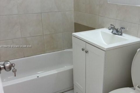 Casa en alquiler en Opa-locka, Florida, 2 dormitorios, 107.86 m2 № 1949231 - foto 6