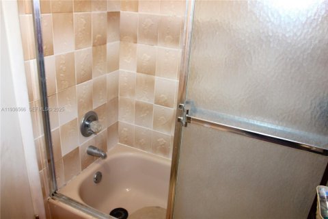 Villa ou maison à vendre à Miami, Floride: 3 chambres, 105.72 m2 № 1994462 - photo 17