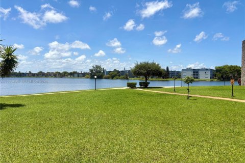 Copropriété à louer à Miami, Floride: 1 chambre, 72.37 m2 № 2242786 - photo 2