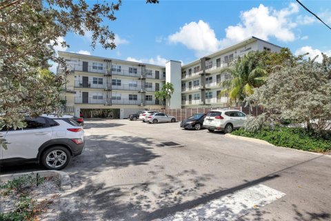 Condo in Fort Lauderdale, Florida, 2 bedrooms № 2089936 - photo 2
