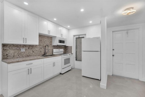 Condo in Hollywood, Florida, 2 bedrooms № 2060135 - photo 18