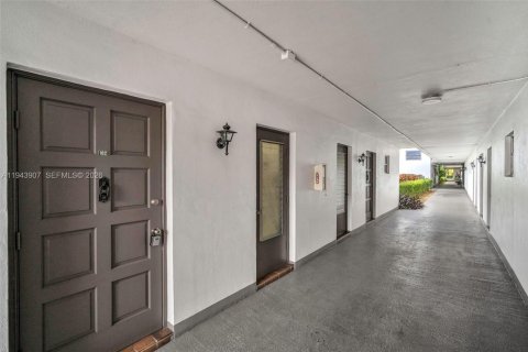 Condo in Hollywood, Florida, 2 bedrooms № 2060135 - photo 16