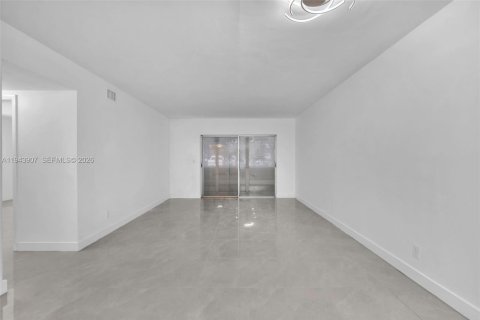 Condo in Hollywood, Florida, 2 bedrooms № 2060135 - photo 22