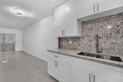 Condo in Hollywood, Florida, 2 bedrooms № 2060135 - photo 21