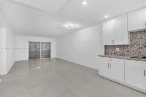 Condo in Hollywood, Florida, 2 bedrooms № 2060135 - photo 17