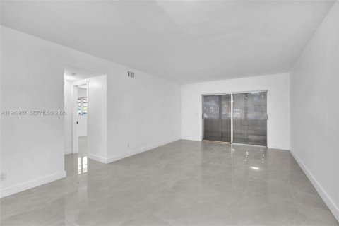 Condo in Hollywood, Florida, 2 bedrooms № 2060135 - photo 23