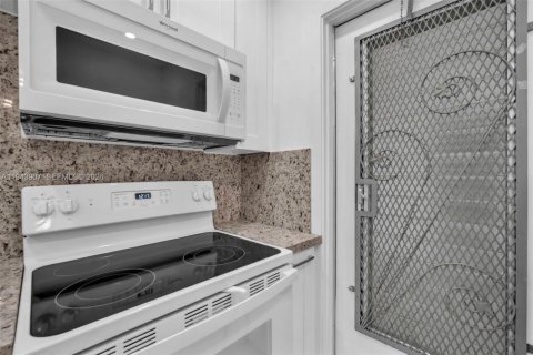 Condo in Hollywood, Florida, 2 bedrooms № 2060135 - photo 20