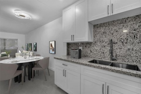 Condo in Hollywood, Florida, 2 bedrooms № 2060135 - photo 5