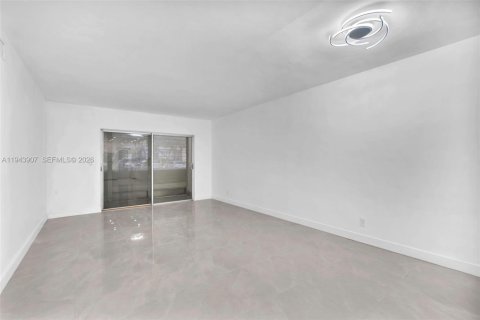 Condo in Hollywood, Florida, 2 bedrooms № 2060135 - photo 24