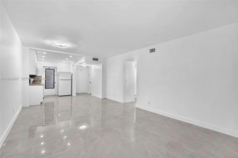 Condo in Hollywood, Florida, 2 bedrooms № 2060135 - photo 25