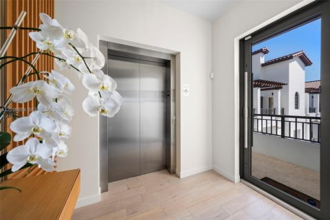 Condo in Coral Gables, Florida, 4 bedrooms № 2244000 - photo 4