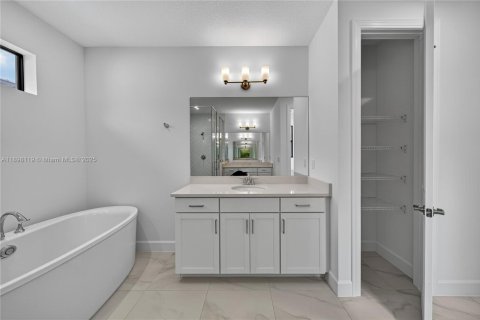 House in Cooper City, Florida 4 bedrooms, 348.2 sq.m. № 1950061 - photo 19