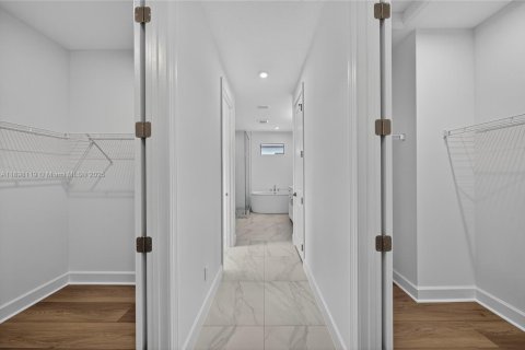 House in Cooper City, Florida 4 bedrooms, 348.2 sq.m. № 1950061 - photo 17