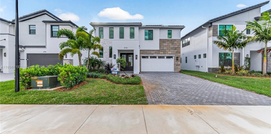 House in Cooper City, Florida 4 bedrooms, 348.2 sq.m. № 1950061