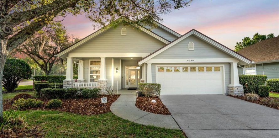 House in Lakeland, Florida 3 bedrooms, 175.59 sq.m. № 2102944