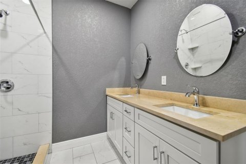 Casa en venta en Tampa, Florida, 5 dormitorios, 190.64 m2 № 2214505 - foto 30