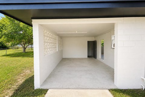 House in St. Lucie, Florida 3 bedrooms, 89.19 sq.m. № 2083477 - photo 4
