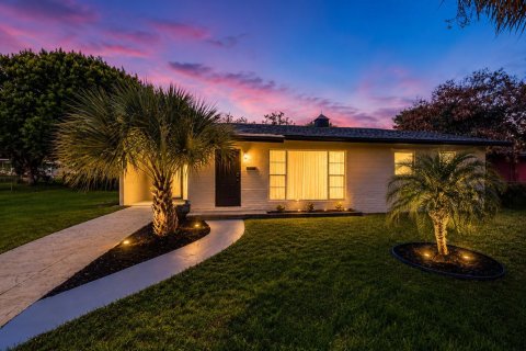 House in St. Lucie, Florida 3 bedrooms, 89.19 sq.m. № 2083477