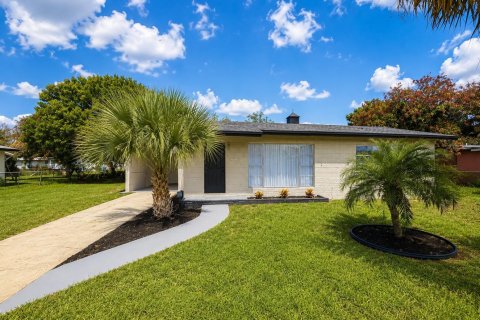 House in St. Lucie, Florida 3 bedrooms, 89.19 sq.m. № 2083477 - photo 2