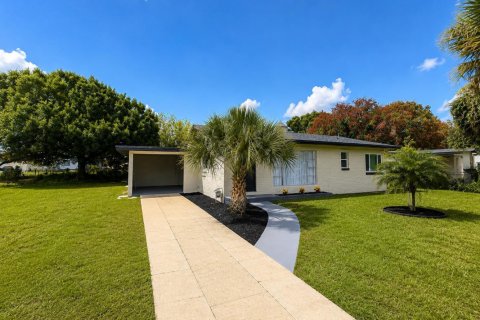 House in St. Lucie, Florida 3 bedrooms, 89.19 sq.m. № 2083477 - photo 3