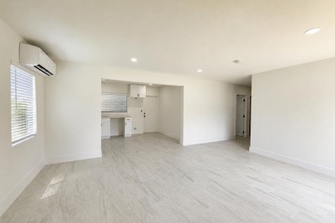 House in St. Lucie, Florida 3 bedrooms, 89.19 sq.m. № 2083477 - photo 6