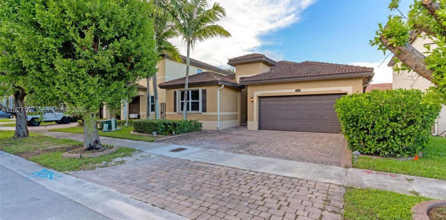 House in Homestead, Florida 4 bedrooms, 172.89 sq.m. № 1986194
