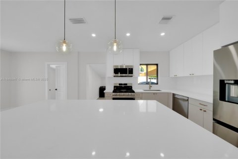 House in Cutler Bay, Florida 4 bedrooms, 157 sq.m. № 1847768 - photo 7
