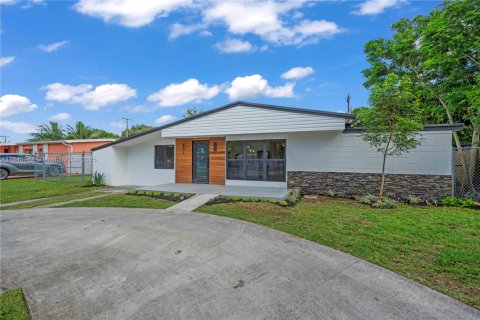 House in Cutler Bay, Florida 4 bedrooms, 157 sq.m. № 1847768 - photo 3