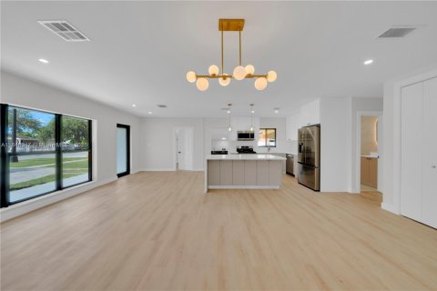 House in Cutler Bay, Florida 4 bedrooms, 157 sq.m. № 1847768 - photo 11