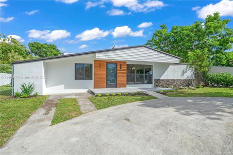 House in Cutler Bay, Florida 4 bedrooms, 157 sq.m. № 1847768 - photo 1