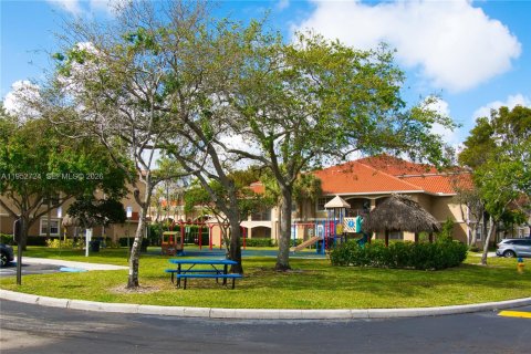 Copropriété à vendre à Pembroke Pines, Floride: 2 chambres, 104.98 m2 № 2079172 - photo 19
