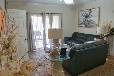Copropriété à vendre à Pembroke Pines, Floride: 2 chambres, 104.98 m2 № 2079172 - photo 2