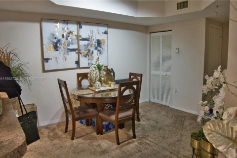Copropriété à vendre à Pembroke Pines, Floride: 2 chambres, 104.98 m2 № 2079172 - photo 3