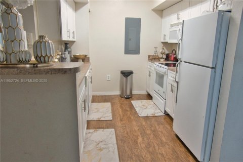 Copropriété à vendre à Pembroke Pines, Floride: 2 chambres, 104.98 m2 № 2079172 - photo 4