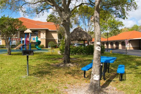 Copropriété à vendre à Pembroke Pines, Floride: 2 chambres, 104.98 m2 № 2079172 - photo 20