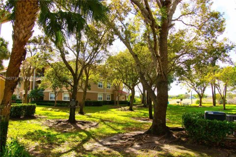 Copropriété à vendre à Pembroke Pines, Floride: 2 chambres, 104.98 m2 № 2079172 - photo 15
