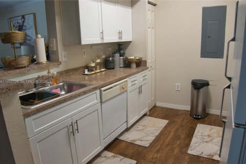 Copropriété à vendre à Pembroke Pines, Floride: 2 chambres, 104.98 m2 № 2079172 - photo 7