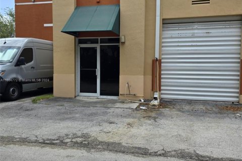 Propiedad comercial en alquiler en Miami, Florida № 1224478 - foto 1