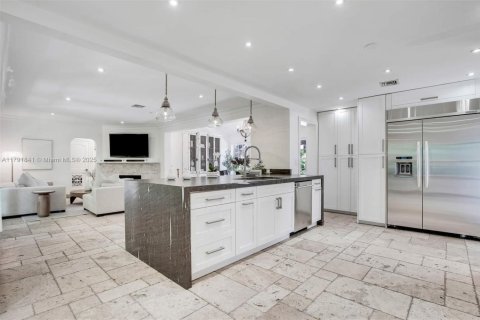 House in Coral Gables, Florida 5 bedrooms, 246.1 sq.m. № 1728083 - photo 12