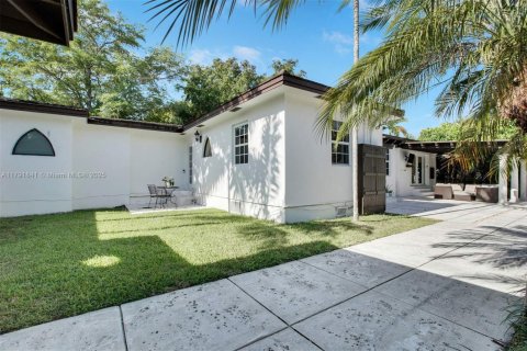 House in Coral Gables, Florida 5 bedrooms, 246.1 sq.m. № 1728083 - photo 3