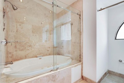 House in Coral Gables, Florida 5 bedrooms, 246.1 sq.m. № 1728083 - photo 18