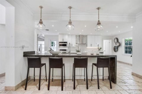 House in Coral Gables, Florida 5 bedrooms, 246.1 sq.m. № 1728083 - photo 10